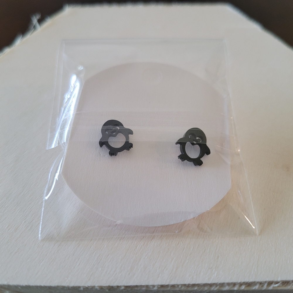 2/20$ 🐧 Black Penguin Stud Earrings ✨️ - Picture 5 of 9